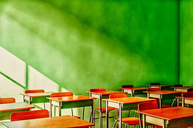 Aula escolar buida amb raigs de sol sobre parets verdes i escriptoris de fusta 4K fons de pantalla