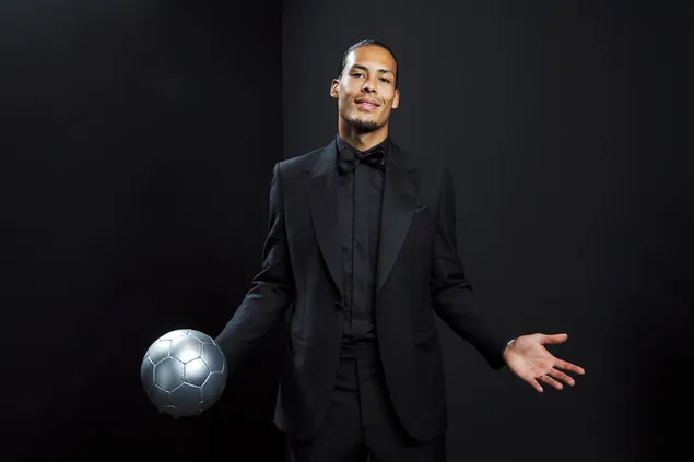 イングランド プレミア リーグ フットボール クラブ リバプール ディフェンダー ヴァージル ファン ダイク黒のスーツで灰色のサッカー ボールを保持