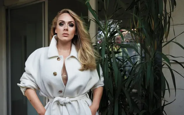 Die englische Singer-Songwriterin Adele trägt ein weißes Knopfkleid 4K Hintergrundbild