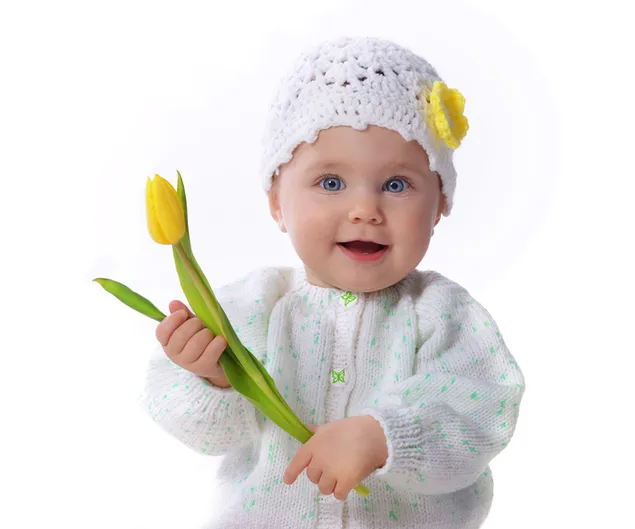 Entzückendes Baby mit Tulpe