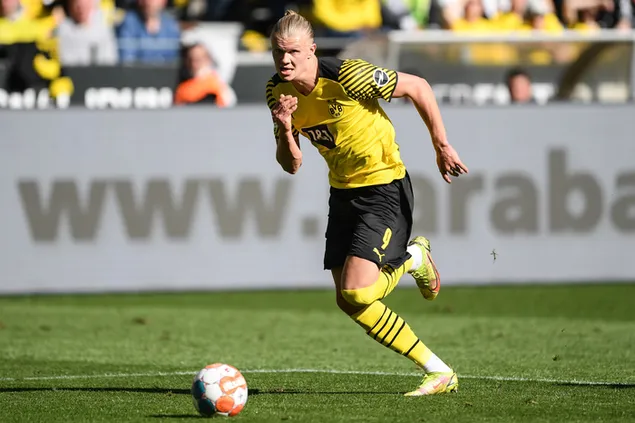 erling haaland gul sort troje og gule rode stovler, der tackler bolden download