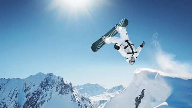 Espectáculo de snowboard y colinas nevadas