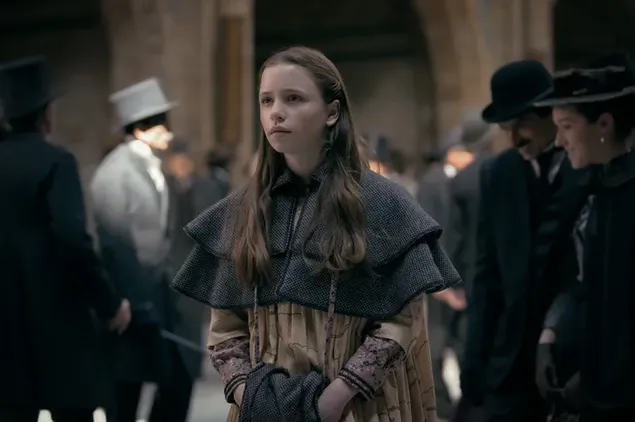 Прелепа глумица мини-серије Ессек Серпент са дугом плавом косом обучена у старинску одећу 4K позадина