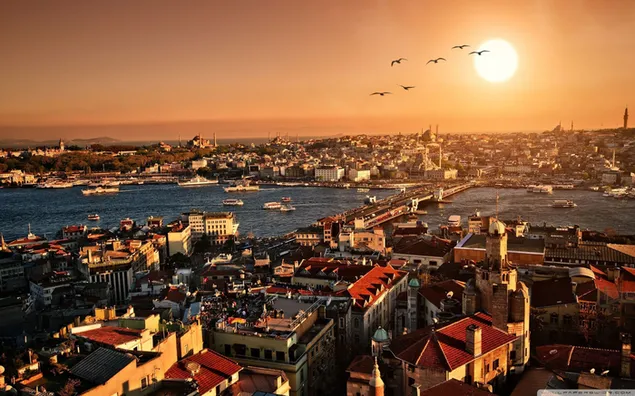 Estambul, una de las ciudades más bellas de Turquía, con su magnífica vista, edificios y puente sobre el mar.