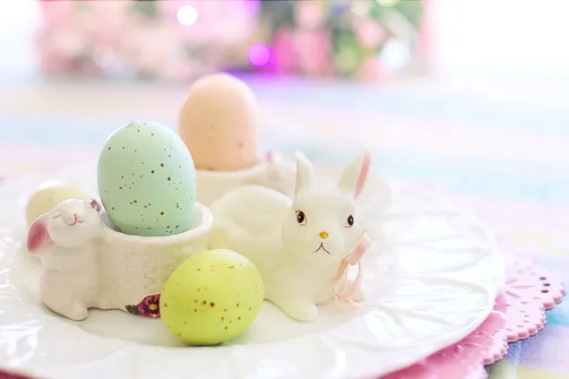 Estatuilla de conejito blanco de Pascua y soporte para huevos de conejito