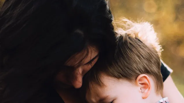 כל ילד הכי בטוח בעולם הוא זרועה של אמא HD טפט