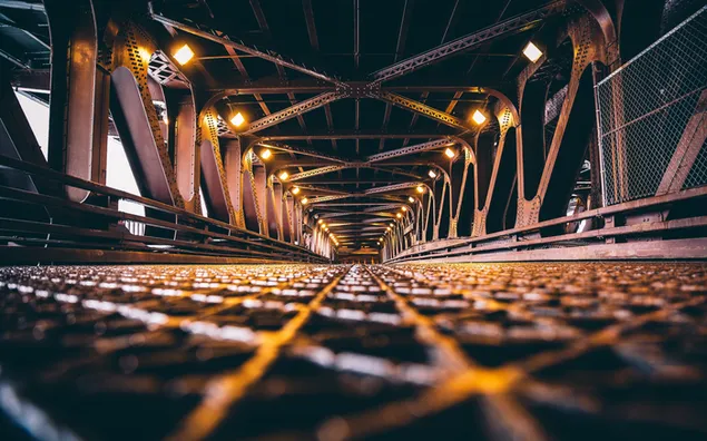 黄色と白のライトで照らされた鉄橋の目を引く建築 4K 壁紙