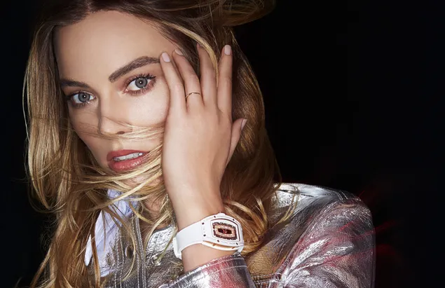 descarcare celebra actrita margot robbie, intr-o tinuta gri argintiu stralucitor, fundal negru