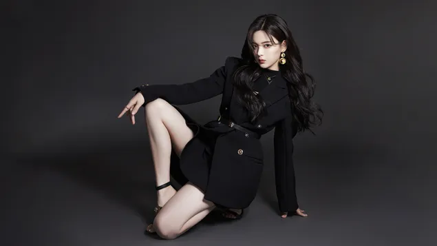 dei beruhmte schein schauspillerin chinesesch yang chaoyue poseiert virun engem schwaarzen hannergrond eroflueden