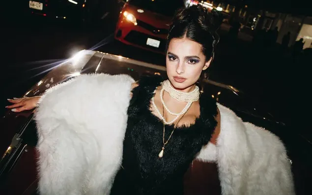 muat turun personaliti media sosial terkenal dan model addison rae model menakjubkan dalam gaun berbulu hitam dan selendang bulu putih