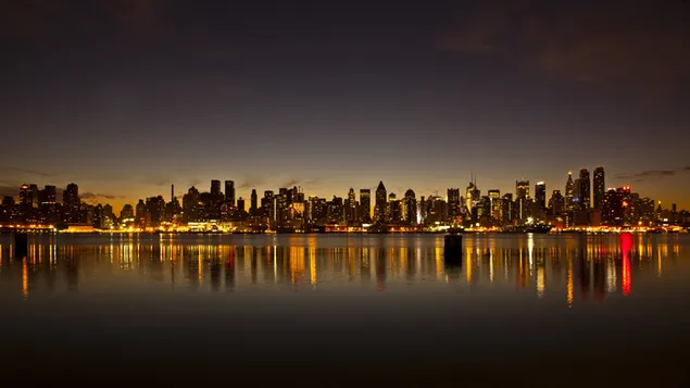 Fascinerende udsigt over New York City om natten reflekteret i havet 4K tapet