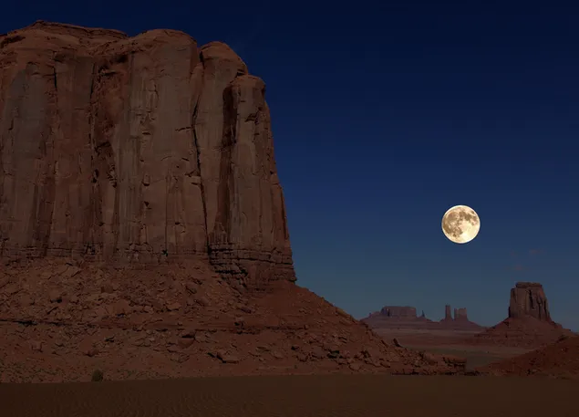 夜の満月と奇岩の幻想的な景色