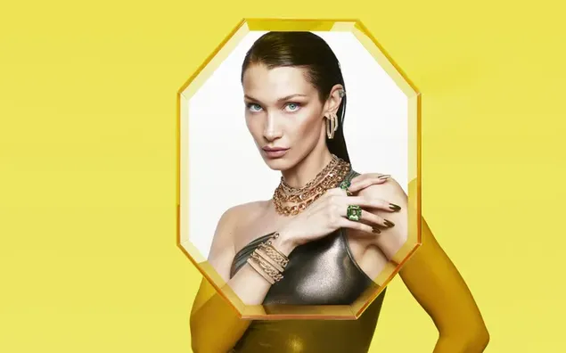 La supermodelo de moda Bella Hadid con joyas elegantes 4K fondo de pantalla