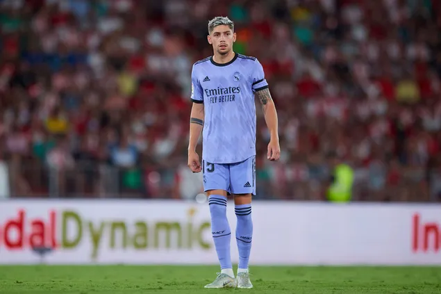 פדריקו ואלוורדה מצטלם מול האצטדיון 2K טפט