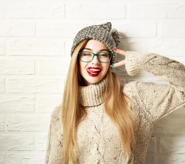 Model wanita dengan jari rambut panjang yang diwarnai dengan kacamata hijau dengan topi rajutan dan sweter rajutan HD wallpaper