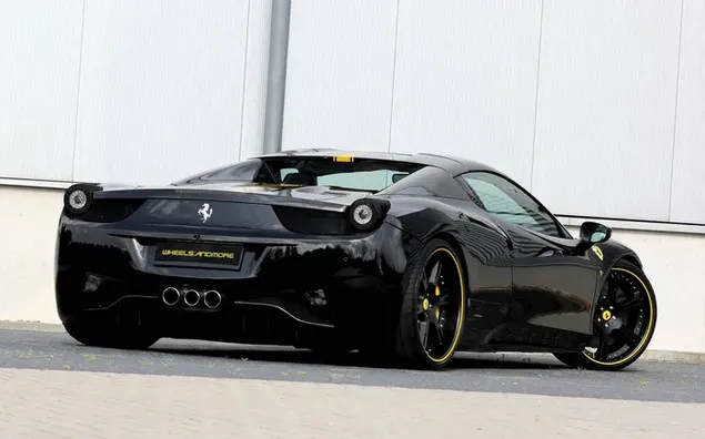Ferrari con ruedas de acero negras amarillas de color negro surrealista estacionadas en la carretera frente al fondo blanco descargar