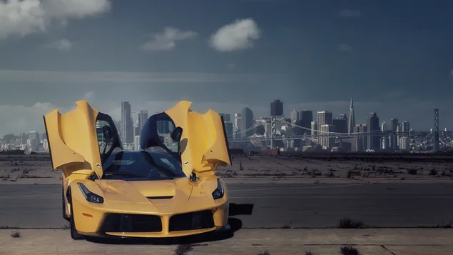 Ferrari mit geöffneten gelben Türen, der mit seinem prunkvollen Design vor der Stadt und den Wolken auf sich aufmerksam macht