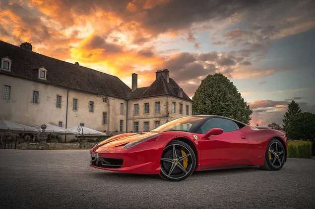 Ferrari rojo y gran mansión