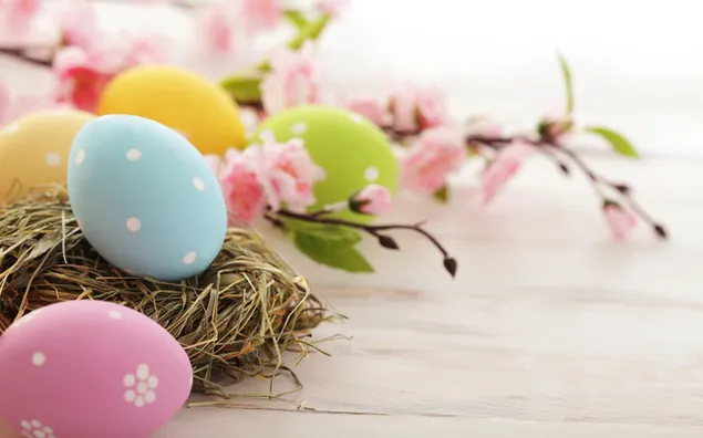 Fiesta de Pascua con huevos azules, rosas, verdes y amarillos.