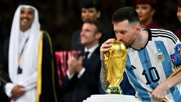 Fifa 2022 Lionel Messi besando Trofeo de la copa del mundo 4K fondo de pantalla