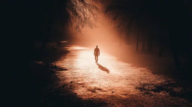 Sosok Berjalan Sendirian di Jalan Gelap dengan Bercak Cahaya 2K wallpaper