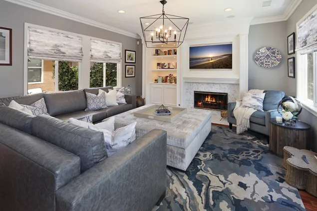 prezemete kamin so sofa, masa i sliki