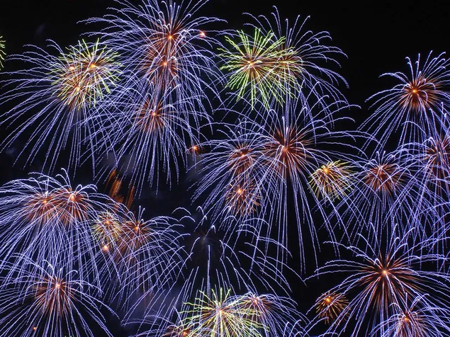 Fogos de artifício e luzes coloridas no escuro para as celebrações do dia da independência americana de 4 de julho 2K papel de parede