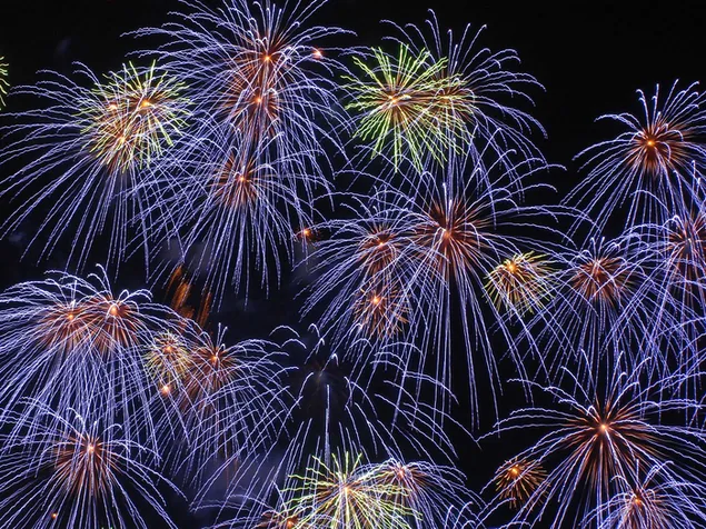 Feuerwerke und Farblichter im Dunkeln für die Feierlichkeiten zum amerikanischen Unabhängigkeitstag am 4. Juli herunterladen