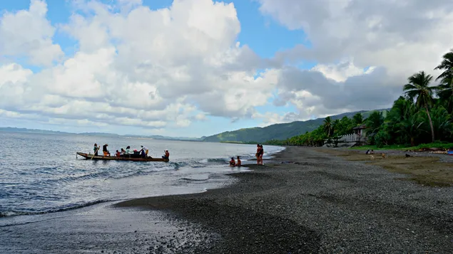 Pescador en la orilla del mar de Playa Batalay Isla de Catanduanes 4K fondo de pantalla