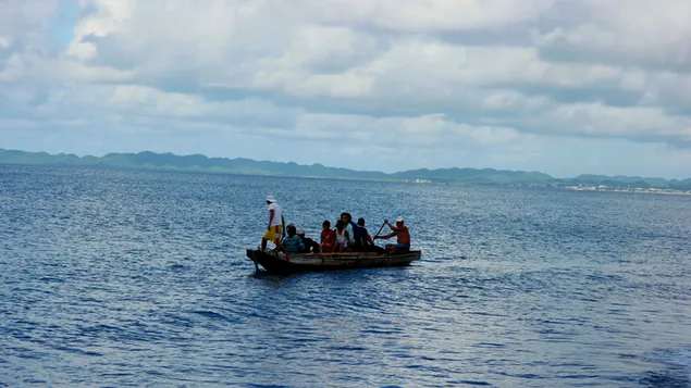 Fisherman in the wooden boat - Batalay, Bato Catanduanes, Philippines 4K wallpaper