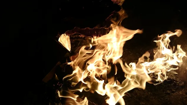 燃える火 4K 壁紙