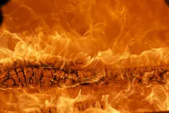 legno fiammeggiante 2K sfondo