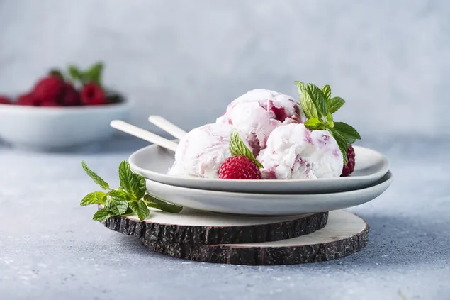 آيس كريم الفانيليا الزهرية يقدم مع أوراق النعناع في طبق أبيض من البورسلين على الخشب على خلفية بيضاء HD خلفية