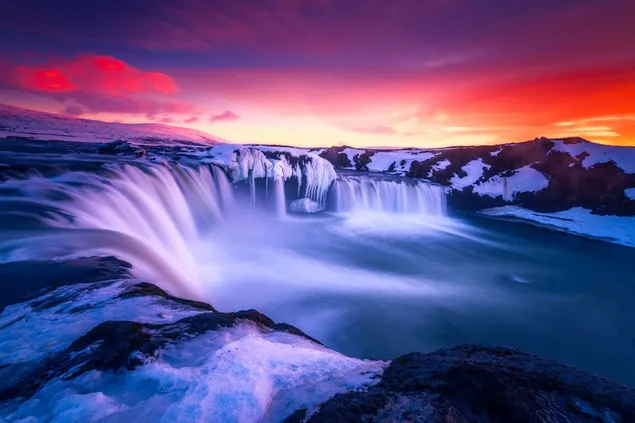 Fluss des majestätischen Wasserfalls bei Sonnenuntergang rot HD Hintergrundbild