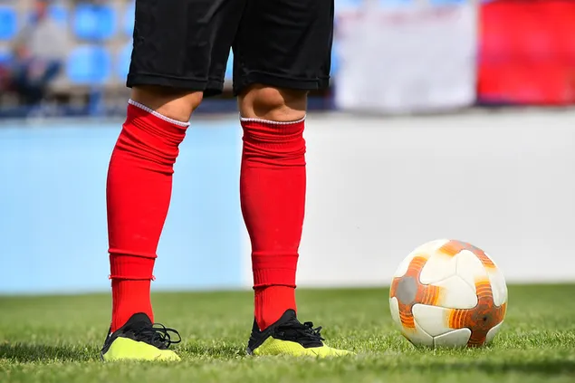 Voetballer/voetballer klaar voor de aftrap 4K achtergrond