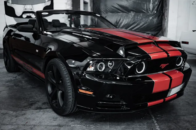 Ford Mustang mit rot schwarzen Streifen 4K Hintergrundbild