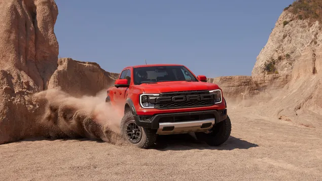 Ford Ranger Raptor 2022 voor- en zijaanzicht op weg naar de woestijn
