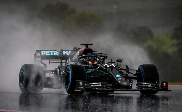 Formula 1 on the rainy racetrack download