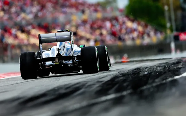 Formule 1-renmotor op die renbaan aflaai