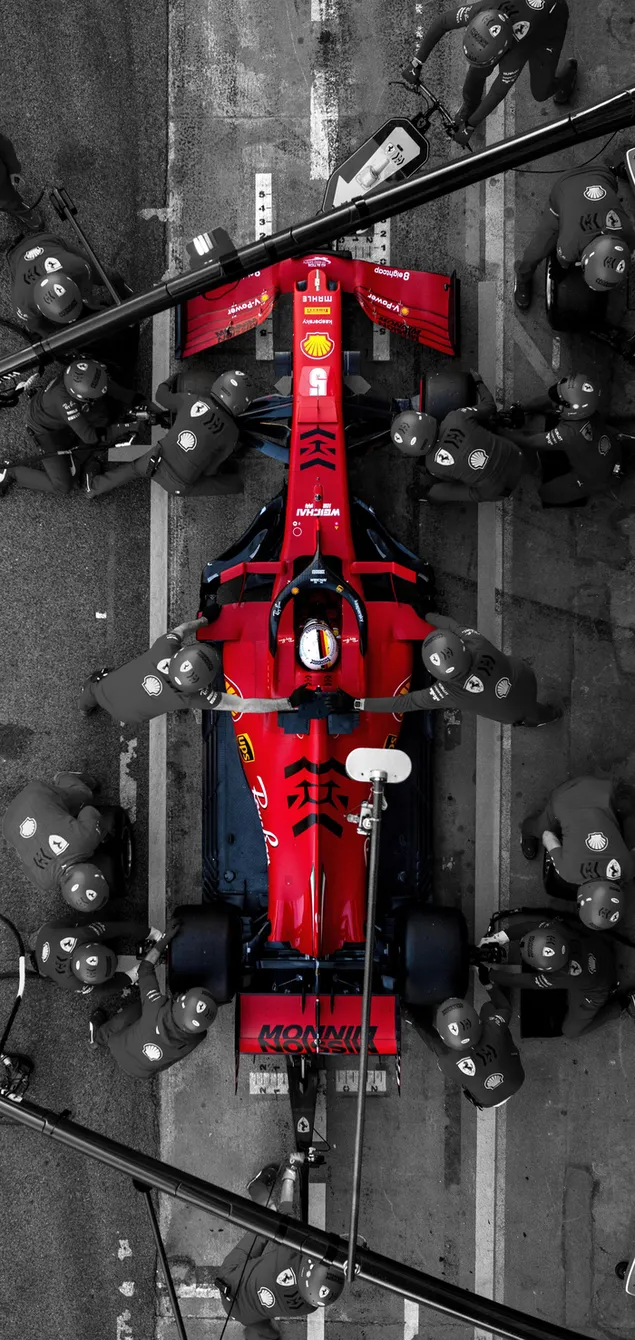 Treball en equip de cotxes vermells de Fórmula 1 baixada