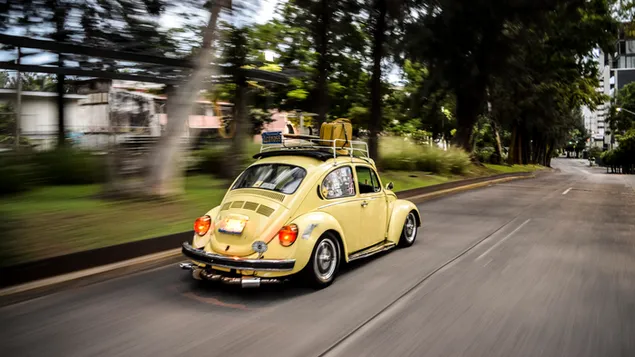 Foto selang waktu menjalankan coupe kumbang volkswagen kuning di jalan
