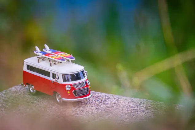 Fotografi miniatur bus berkemah merah