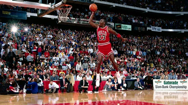 Lemparan bebas Air Jordan oleh Michael Jordan dari Chicago Bulls HD wallpaper