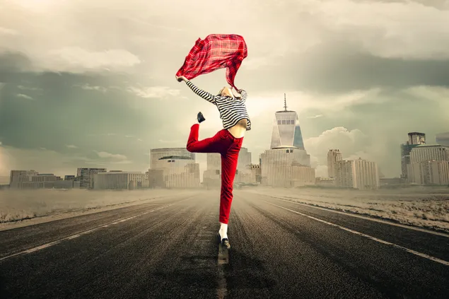người phụ nữ mặc quần đỏ tự do giữa đường