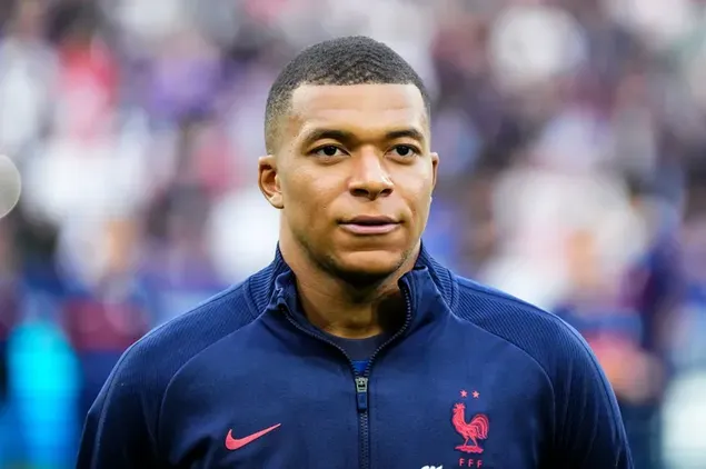 franse nasionale sokkerspeler kylian mbappe voor die wedstryd by die stadion aflaai