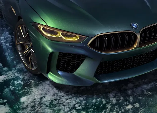 Vista lateral frontal de BMW M8