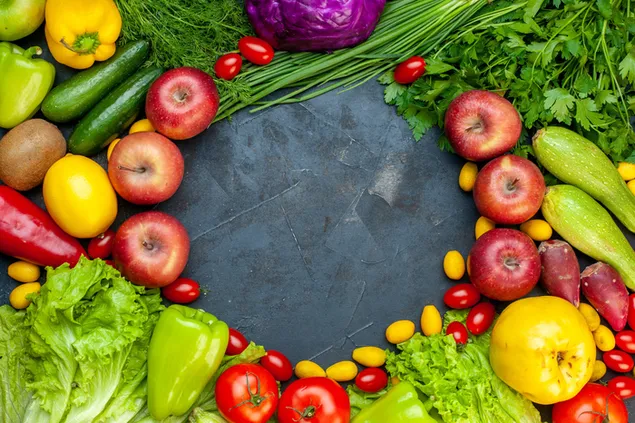 Buah-buahan dan sayuran yang terdiri dari mentimun, peterseli, daun bawang, apel, selada, zucchini, lemon dengan latar belakang hitam