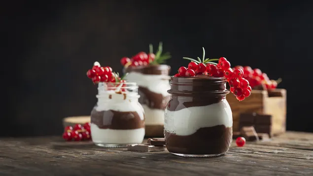 fruitig chocoladedessert geserveerd in pot op houten tafel voor zwarte achtergrond download