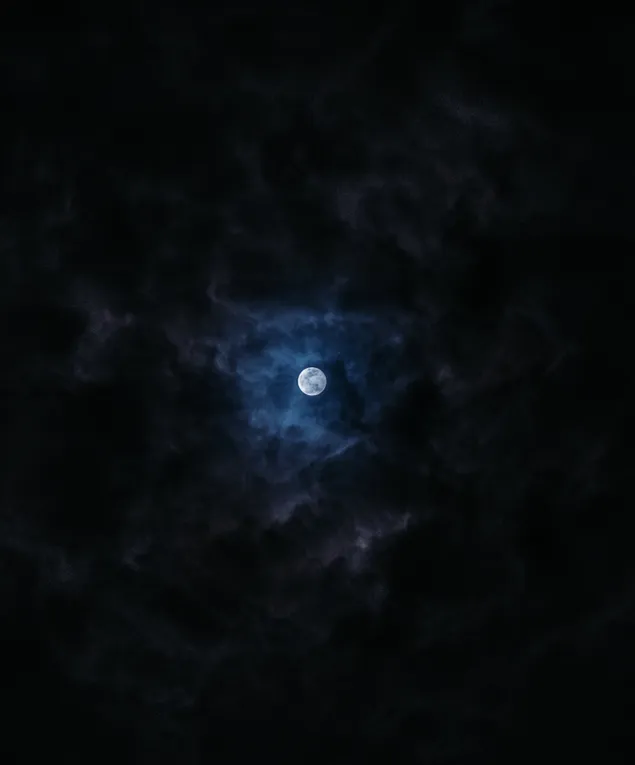 Bulan purnama di antara awan gelap unduhan