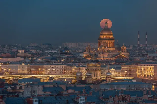 夜の街の建物のライト、水に架かる橋、建築物の後ろの満月の景色 2K 壁紙